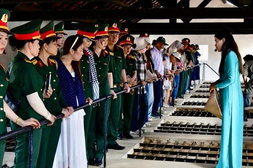 Thắp lửa truyền thống từ hành trình về nguồn tại Côn Đảo
