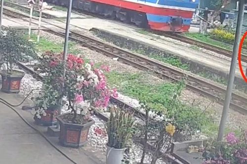 Công nhân đường sắt cứu cụ bà trong tích tắc
