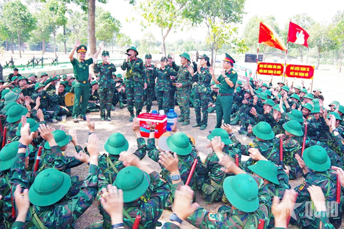 Ly nước thao trường