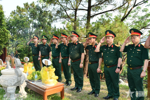 Đoàn công tác Quân ủy Trung ương, Bộ Quốc phòng dâng hương tri ân Đại tướng Võ Nguyên Giáp