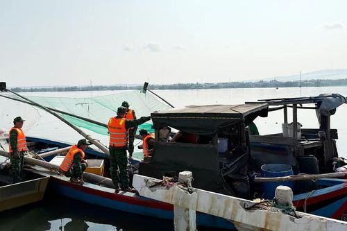 Bắt giữ 3 tàu dùng kích điện đánh cá trên đầm Thị Nại