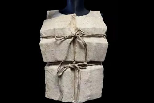 Áo phao của hành khách sống sót vụ Titanic được bán giá gần 1 triệu USD