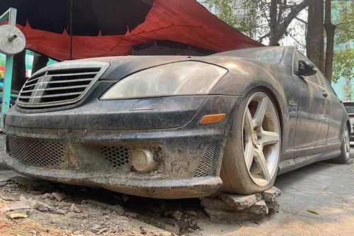 Tận thấy Mercedes-AMG S63 bạc tỷ 'vứt xó' vỉa hè Hà Nội suốt 10 năm