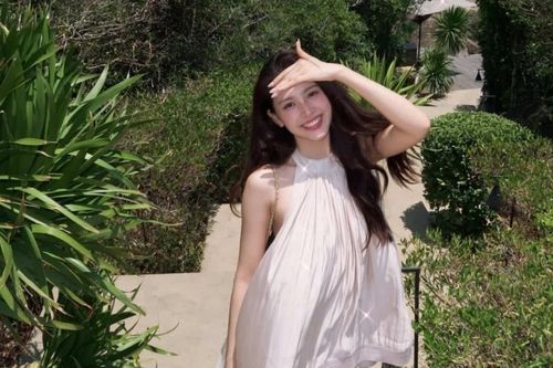 Sao Việt: Hoa hậu Trần Tiểu Vy đẹp rạng rỡ, ca sĩ Phương Linh khoe dáng xinh