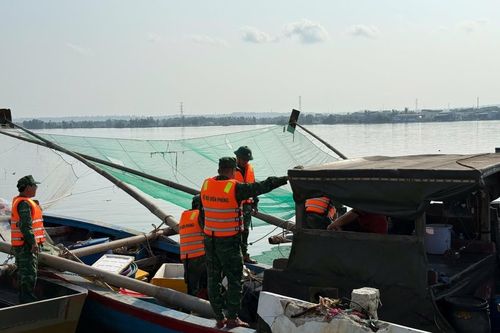Tạm giữ 3 tàu cá sử dụng kích điện khai thác thủy sản