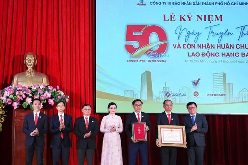 Công ty In Báo Nhân Dân tại TP HCM kỷ niệm 50 năm Ngày truyền thống, đón nhận Huân chương Lao động hạng Ba