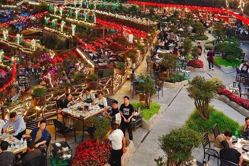 'Đột nhập' nhà hàng lẩu lớn nhất thế giới