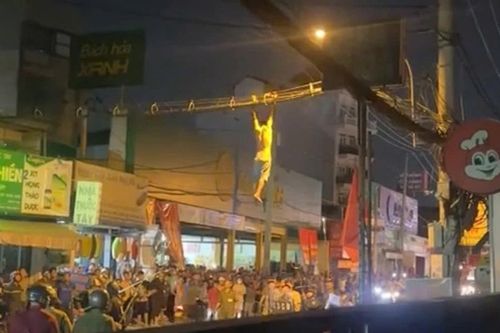 Người đàn ông đu dây điện, leo mái nhà, phá tài sản gây náo loạn đường phố