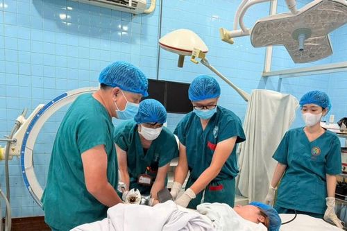 Người phụ nữ ở TPHCM ôm theo máy xay thịt nhập viện cấp cứu