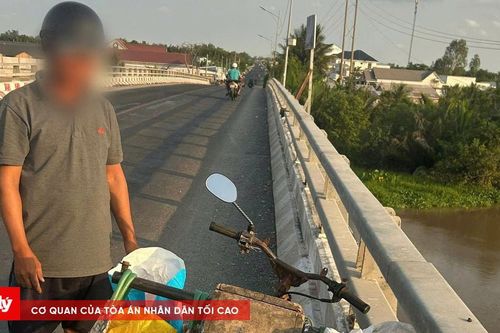 Phát hiện người dân mang bao kính vỡ vứt xuống sông