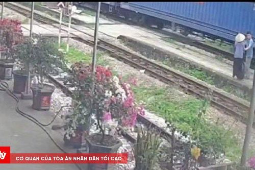 Công nhân đường sắt dũng cảm cứu cụ bà khỏi đường ray trong gang tấc