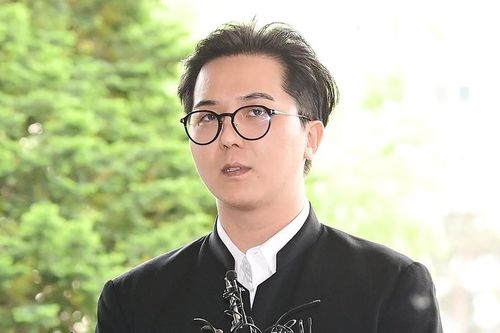 Ca sĩ 33 tuổi cúi đầu xin lỗi tại tòa, đối diện án tù vì trốn nghĩa vụ quân sự