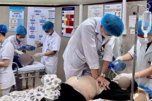 Đi tảo mộ, 8 người gặp nạn, phải đi cấp cứu