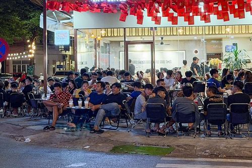 TPHCM: Hàng loạt quán ăn chiếm vỉa hè, lòng đường suốt thời gian dài