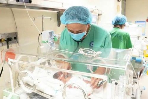 Hành trình 120 ngày giành giật sự sống cho cháu bé sinh non 500g với 'hồ sơ bệnh án' nặng 2kg