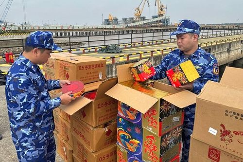 Tìm chủ xuồng chở 36 thùng pháo nổ bị bỏ lại trên biển