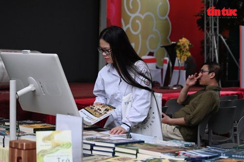 Người trẻ tập trung tại Phố Sách, thắp lửa văn hóa đọc