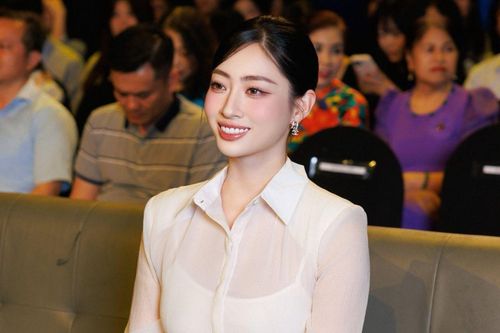 Lương Thùy Linh đẹp ngẩn ngơ khi diện váy xuyên thấu