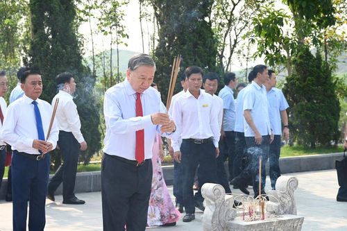 Tổng Bí thư, Chủ tịch nước Tô Lâm dâng hương tưởng niệm Tổng Bí thư Hà Huy Tập tại Hà Tĩnh