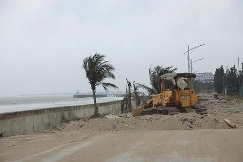 Dựng 'lá chắn' đê, kè biển trước mùa mưa bão