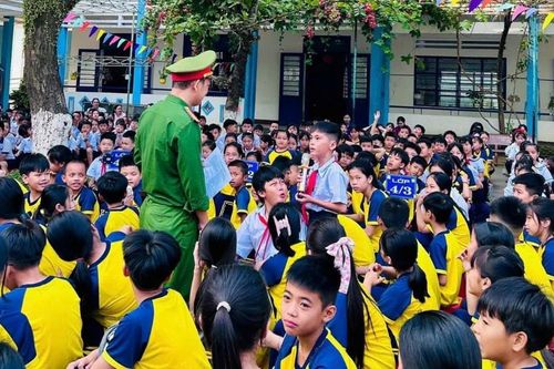 Tuyên truyền kiến thức an toàn giao thông cho học sinh