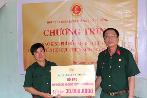 Tặng kinh phí sửa chữa nhà cho cựu chiến binh khó khăn