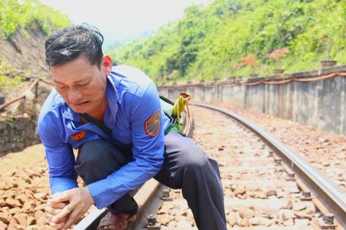 Giữ bình yên những chuyến tàu Bắc - Nam: Những bước chân thầm lặng