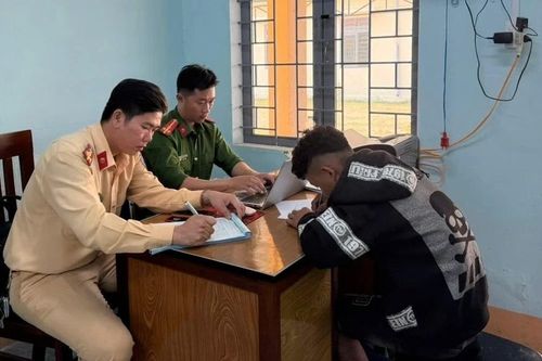 Xử lý thanh niên 'bốc đầu' xe máy trên đường Trường Sơn Đông