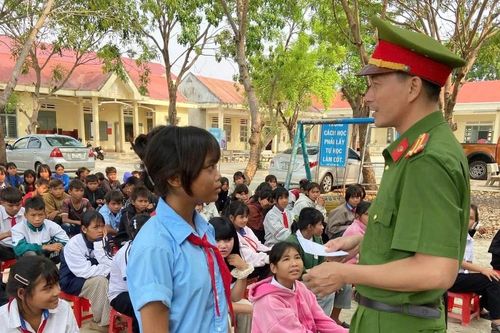 Gần 300 học sinh tham gia diễn đàn chăm sóc sức khỏe tâm thần và phòng, chống bạo lực học đường