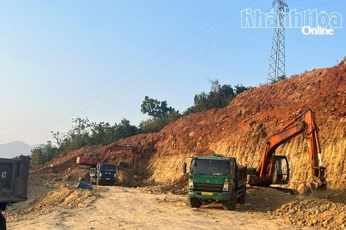 Vụ khai thác, vận chuyển đất trái phép tại xã Diên Lạc: Cơ quan điều tra đang làm rõ dấu hiệu vi phạm