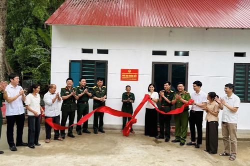 Bàn giao nhà đại đoàn kết cho hội viên cựu chiến binh phường Kỳ Lừa