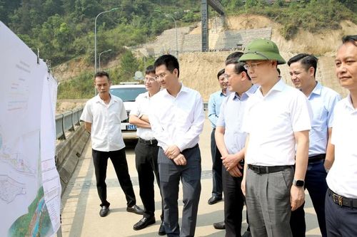 Phó Chủ tịch UBND tỉnh Nguyễn Thành Sinh kiểm tra tình hình thực hiện công tác quản lý nhà nước về đất đai, khoáng sản trên địa bàn xã Mù Cang Chải