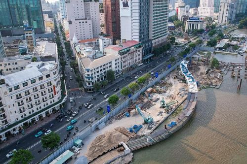 Cầu đi bộ 1.000 tỷ qua sông Sài Gòn sắp hoàn thiện với kết cấu vòm thép không gian