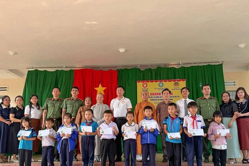 Tặng máy lọc nước và học bổng cho học sinh Lâm Đồng