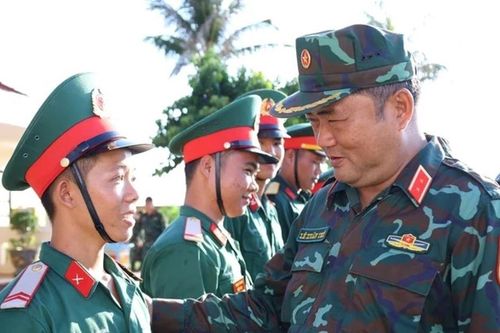Đoàn công tác Bộ Tư lệnh Quân khu 7 kiểm tra các đơn vị tại Đặc khu Phú Quý