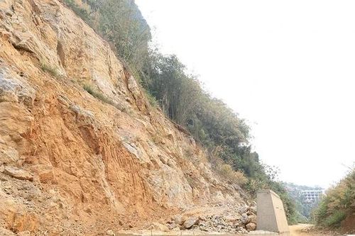 Tháo gỡ vướng mắc, đẩy nhanh tiến độ thi công Dự án Kè xử lý sạt lở đường Bích - Trụ