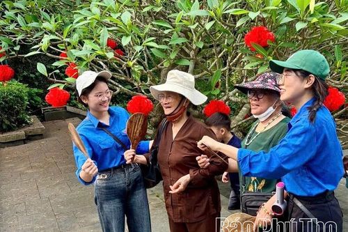 Gần 1.000 sinh viên Trường Đại học Hùng Vương tình nguyện tham gia phục vụ Lễ hội Đền Hùng