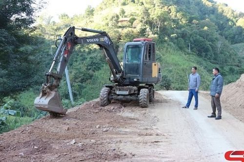 Phát huy sức dân làm đường giao thông vùng cao