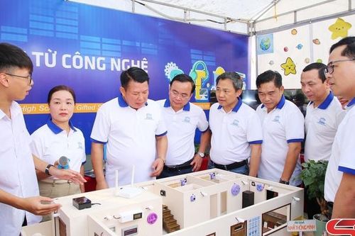 Ấn tượng không gian trưng bày, đọc sách tại Ngày hội sách và Khoa học công nghệ