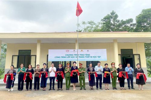 Khánh thành lớp học, bếp ăn cho học sinh thôn Khun