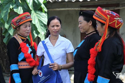 Người vai mang 2 túi thuốc