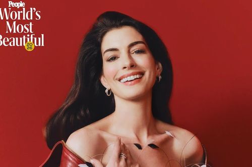 Minh tinh Anne Hathaway được vinh danh là Người đẹp nhất thế giới năm 2026