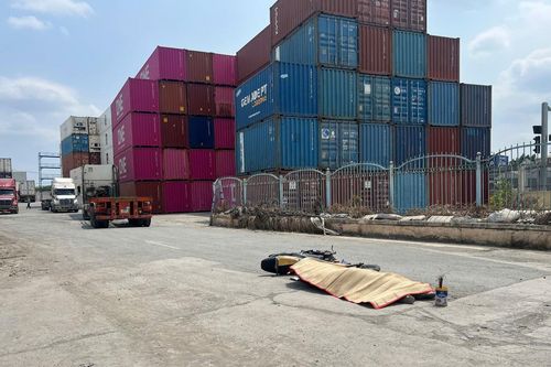 TP.HCM: Xe đầu kéo ôm cua va chạm xe máy, nam sinh viên tử vong thương tâm