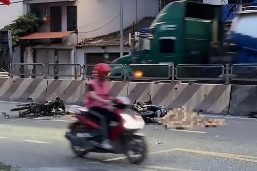 Va chạm trên cầu dẫn tại Ninh Bình, hai thanh niên thương vong