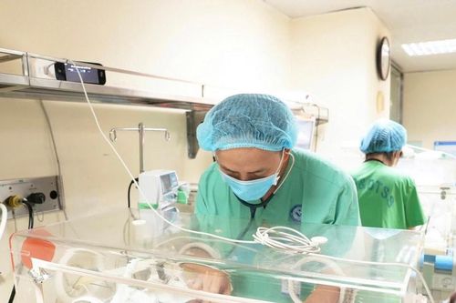 Hành trình hồi sinh của trẻ sinh cực non 500 gram sau hơn 4 tháng điều trị