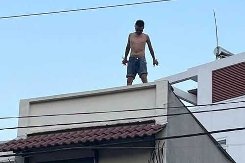 Đối tượng nghi 'ngáo đá' cầm kéo leo mái nhà, hủy hoại tài sản người dân