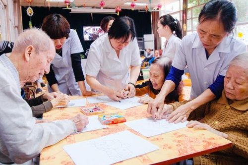 Giải bài toán chăm sóc sức khỏe người cao tuổi trong thời kỳ già hóa dân số