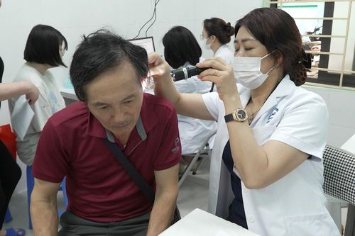 Phường Yên Hòa khám sức khỏe miễn phí cho người yếu thế