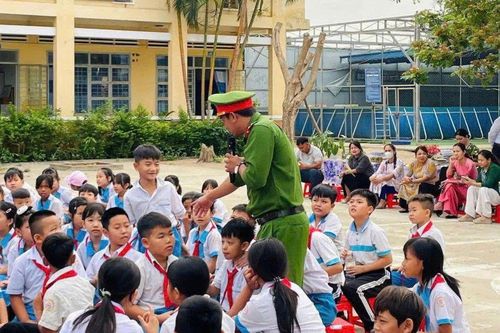 Gia Lai triển khai mô hình 'Cổng trường tự quản', tăng cường giáo dục an toàn giao thông cho học sinh