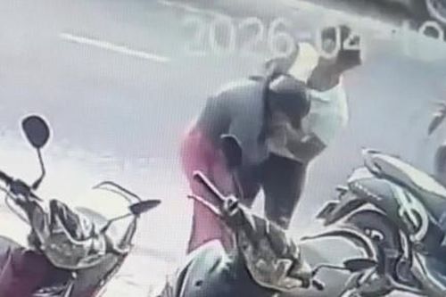 Công an đã xác định được đối tượng hành hung tới tấp một phụ nữ trên đường